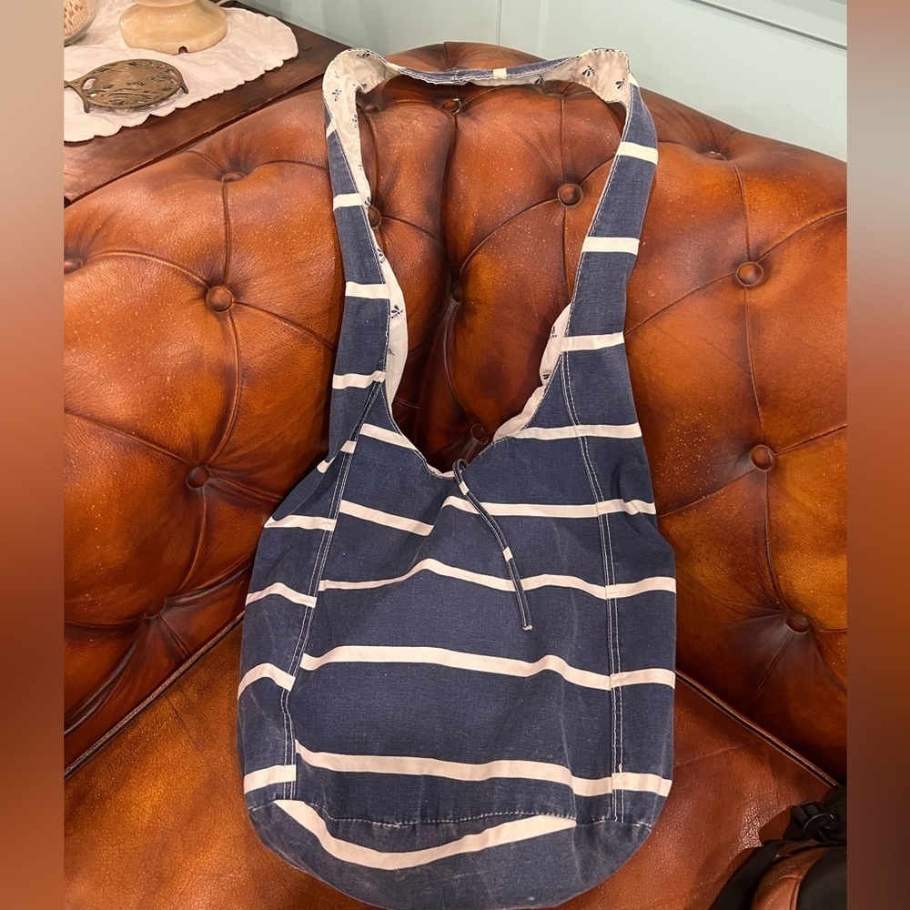 Unbranded over the shoulder beach bag in GUC - Picture 2 of 5